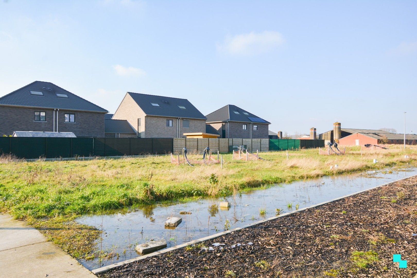 Moderne gesloten bebouwing te Hooglede foto {{pictureIndex}}