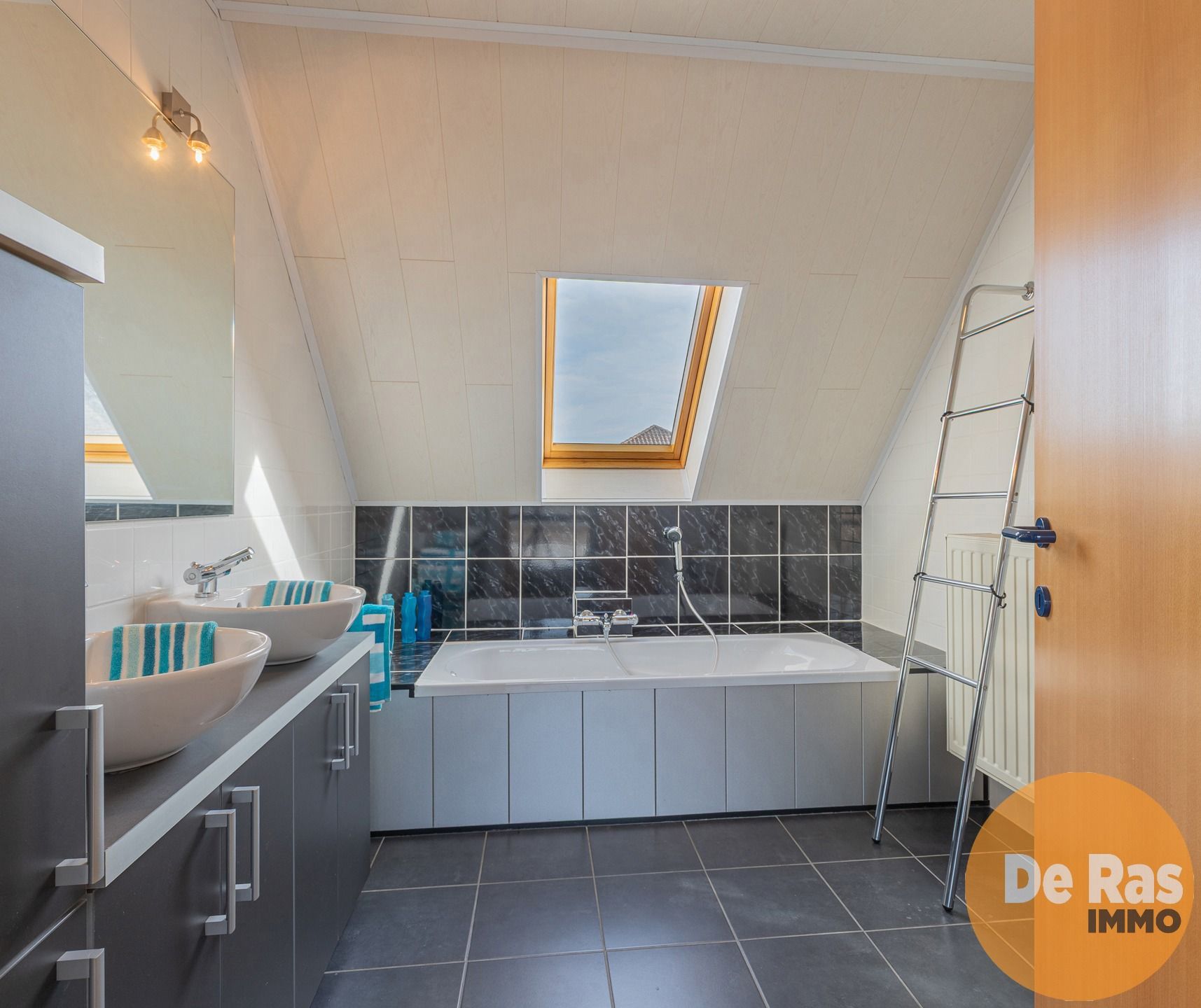 HILLEGEM - Villa in een rustige straat nabij invalswegen foto 19