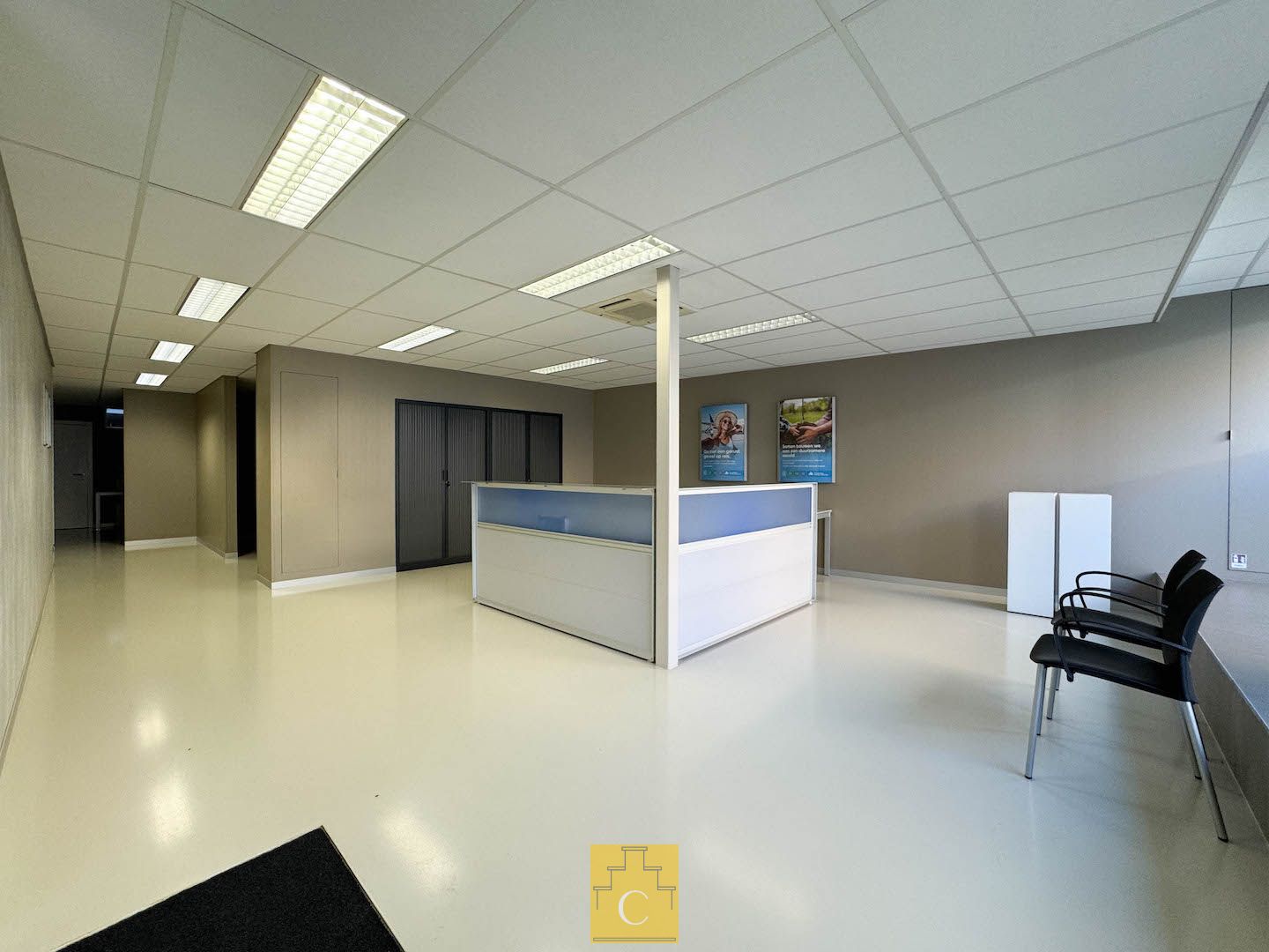 Ruim handelspand met duplexwoonst in het centrum van Loppem foto {{pictureIndex}}