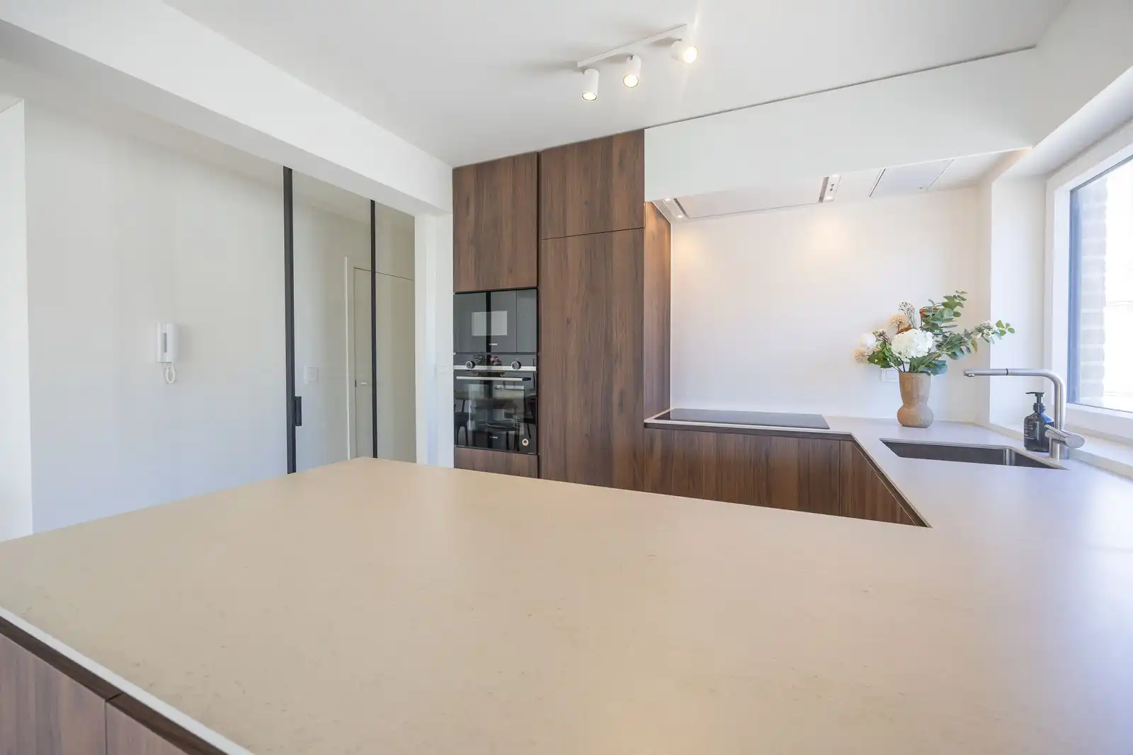 Gerenoveerd hoekappartement met terras , 3 slaapkamers, vlakbij zee foto 9