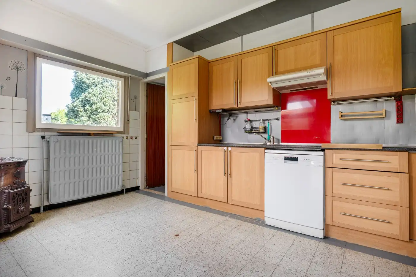 Vrijstaande, te renoveren woning met 3 slpk., garage en tuin foto 10