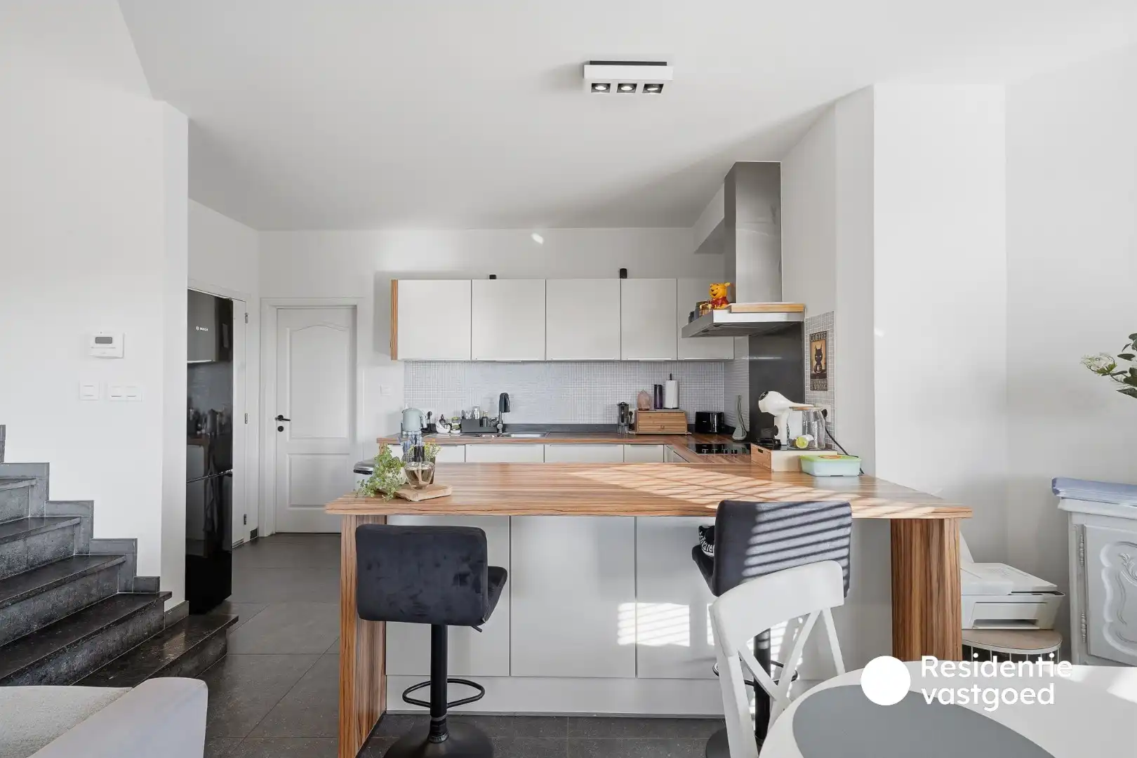 Instapklare woning met dubbele garage, 3 kamers en zongerichte buitenruimtes foto 5