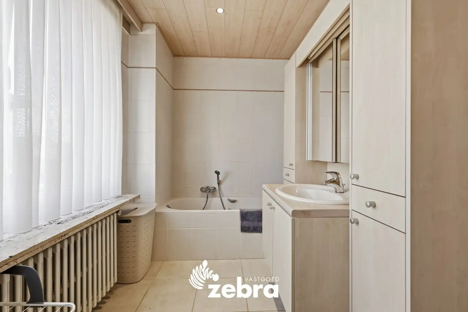 Halfopen bebouwing met praktijk- of kantoorruimte in centrum Tielt foto 18