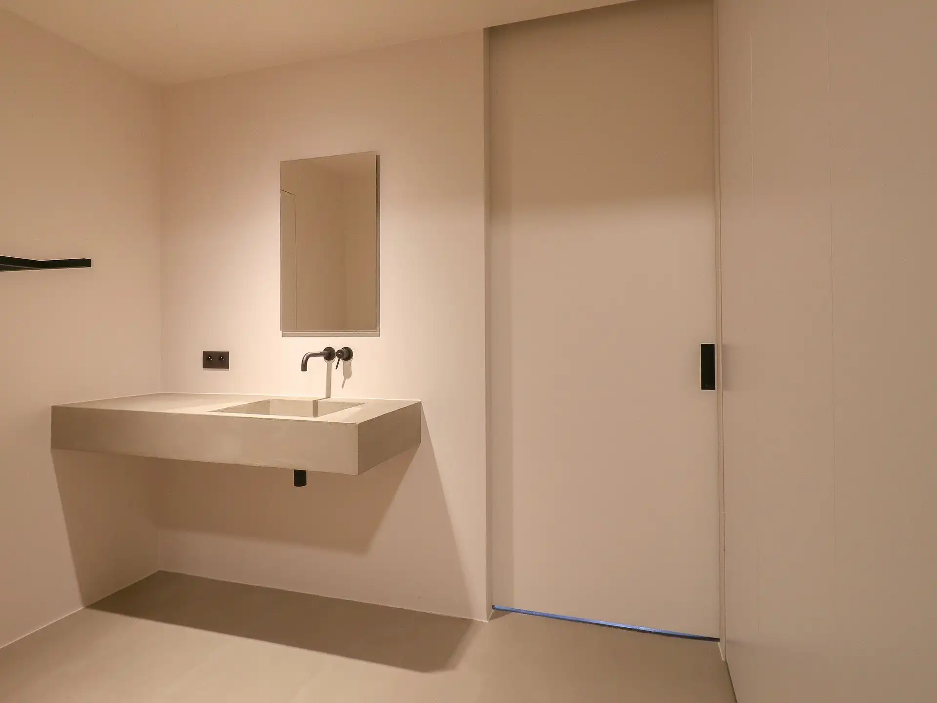 Gemeubelde studio in modern project 'The Doorn House' foto 7