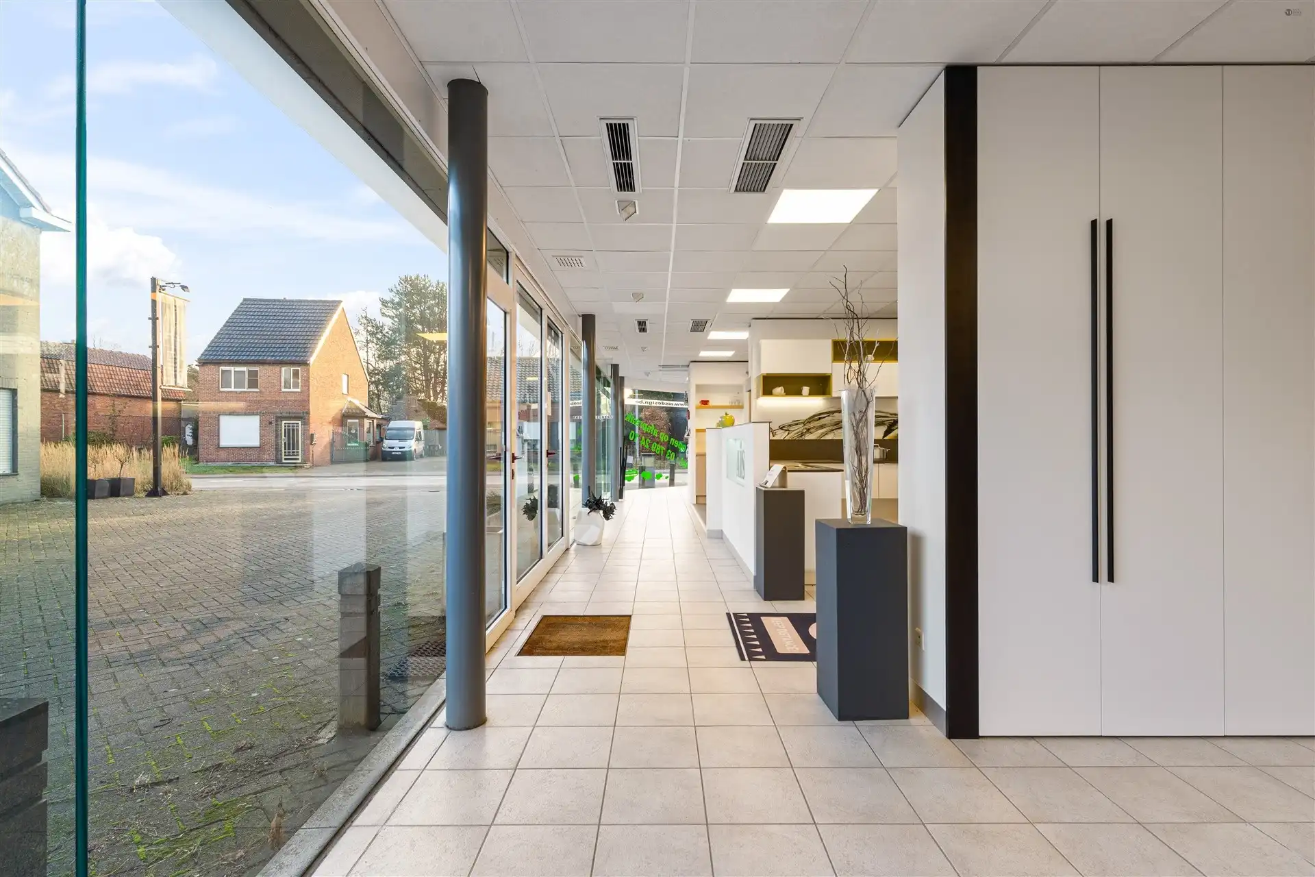 Ruim magazijn + showroom van samen 653m² groot foto 14