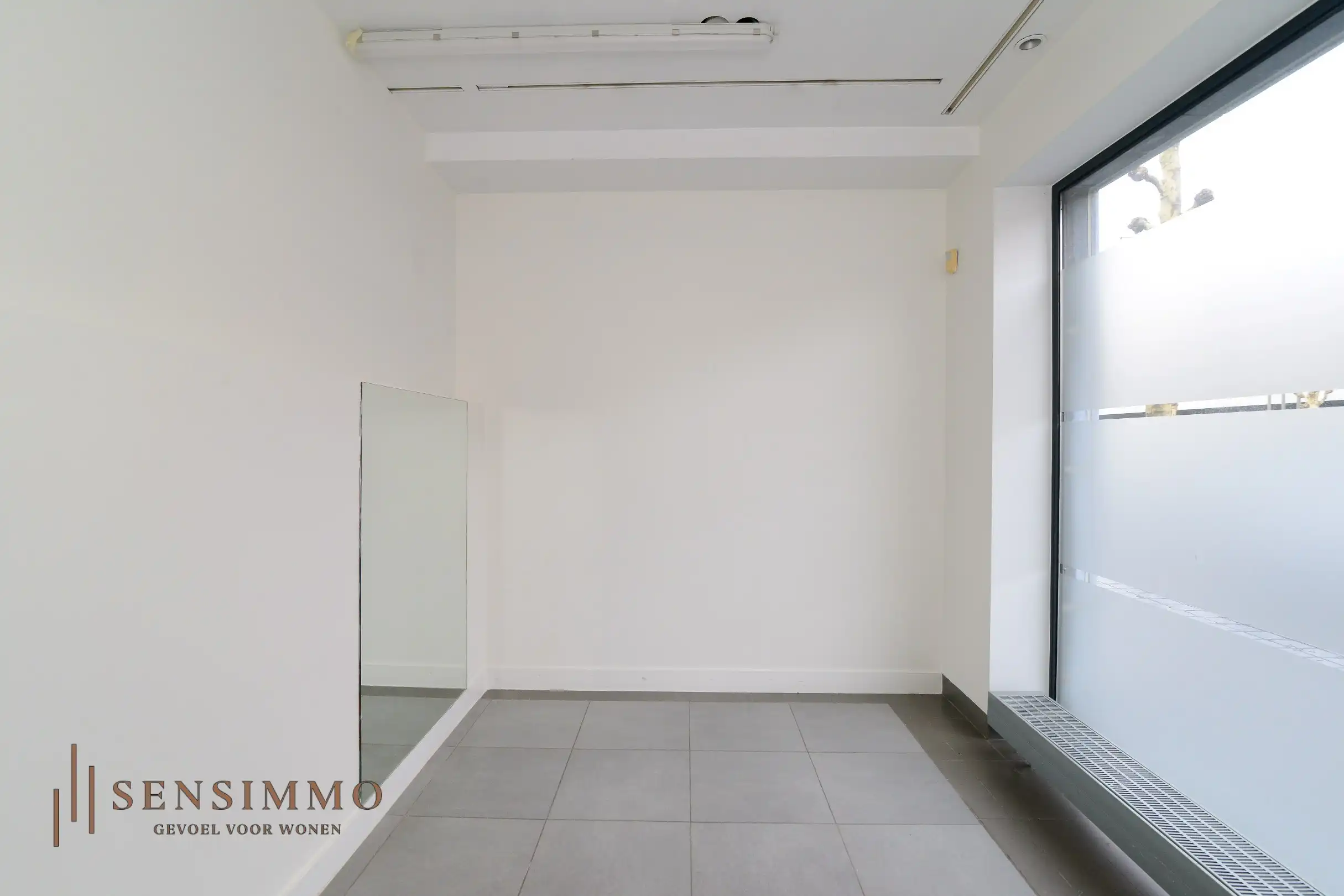 Commerciële handelspand met bovenliggend appartement in hartje Maasmechelen foto 13