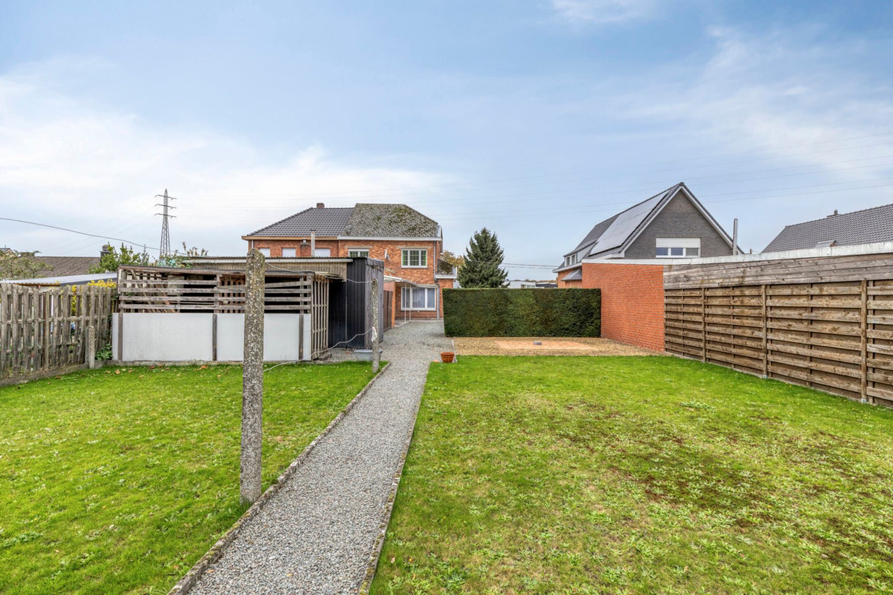 Solide en ruime te renoveren gezinswoning op toplocatie foto 2