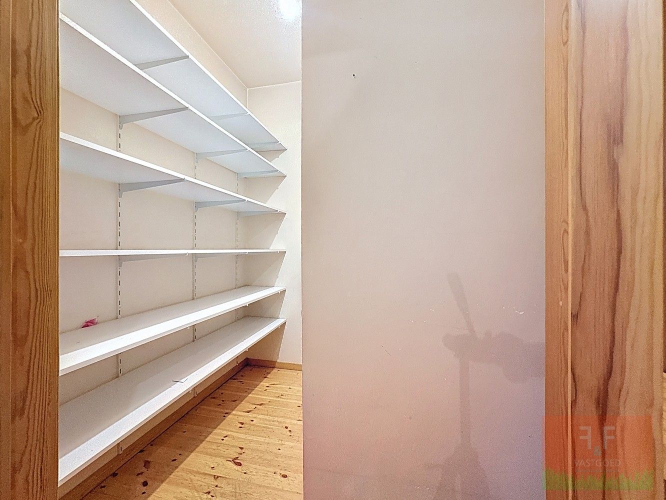 Triplex appartement met gelijkvloerse verhuurbare winkelruimte en aparte garage foto 19