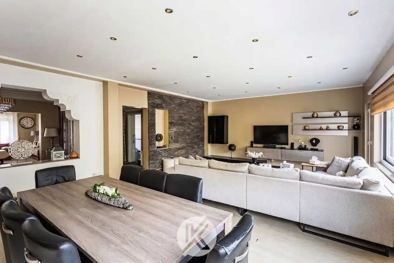 Gezinswoning met 4 slaapkamers op uitstekende ligging foto {{pictureIndex}}