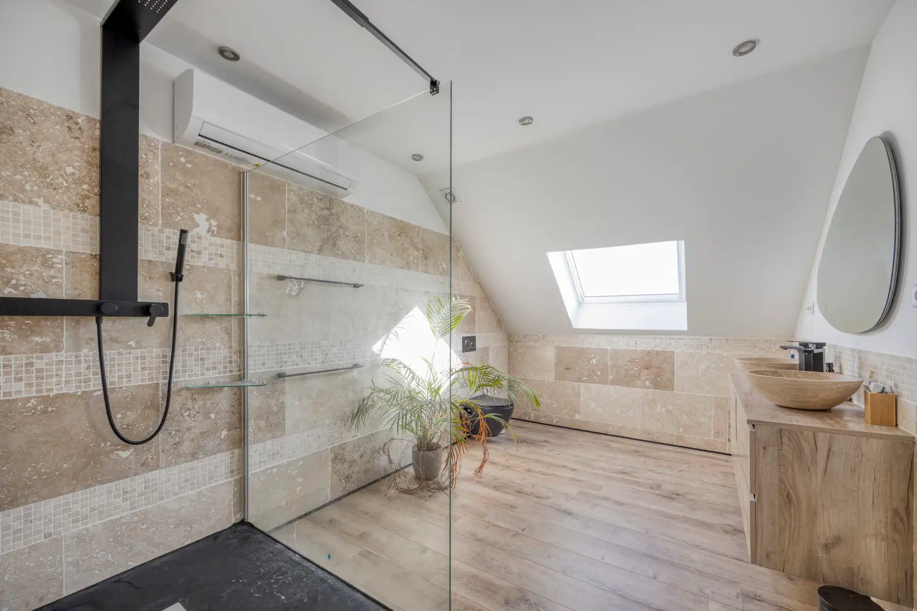 Gerenoveerde woning met 6 slaapkamers foto 16