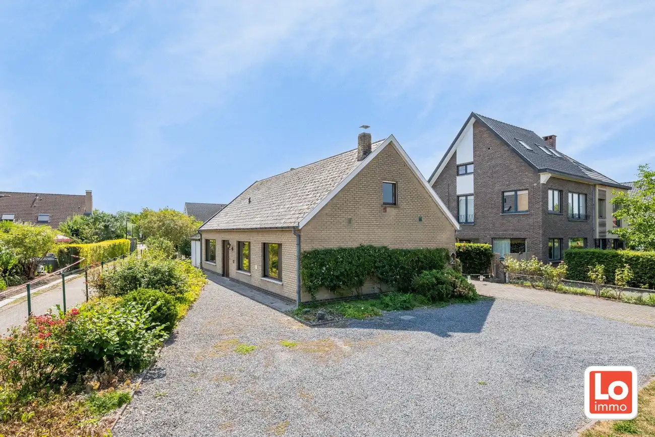 Volledig te renoveren open woning met ruime afzonderlijke garage en tuin op een toplocatie nabij Oude Bareel in Sint-Amandsberg/Oostakker! foto 3