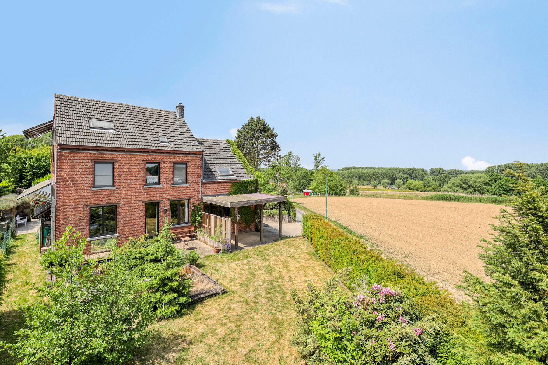Hoofdfoto van de publicatie: Charmante, deels te renoveren woning in landelijke omgeving