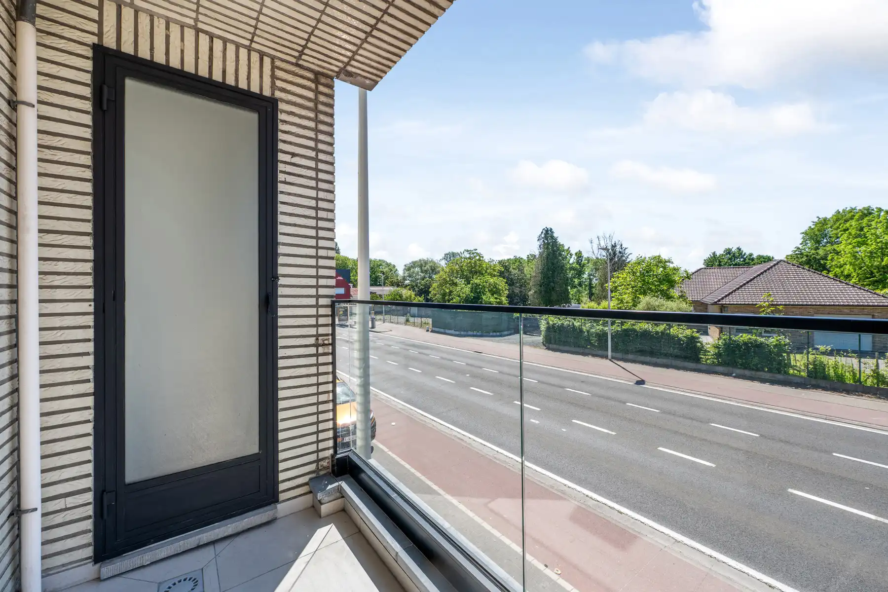 Gerenoveerd 2 slaapkamerappartement met garage foto 15
