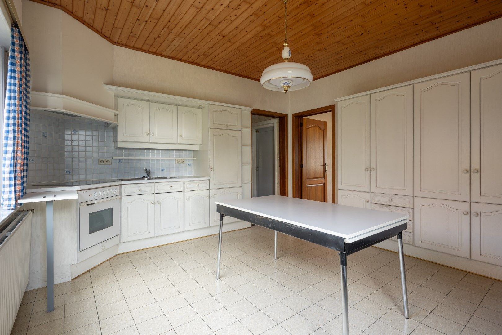 Deze ruime, te renoveren woning wordt verkocht. foto 9