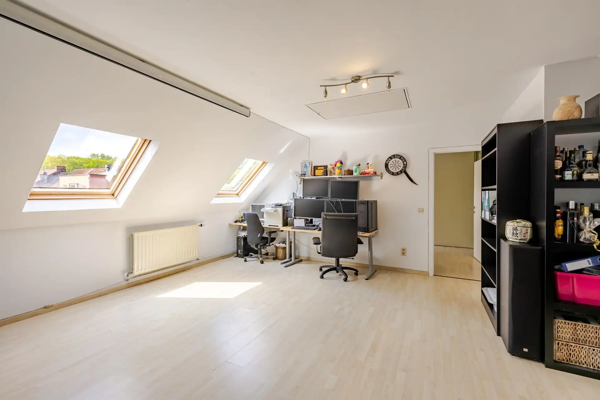 Instapklare en ruime gezinswoning met 5 slaapkamers, zonnige tuin en extra praktijk-/kantoorruimte op topligging te Aalst  foto 27