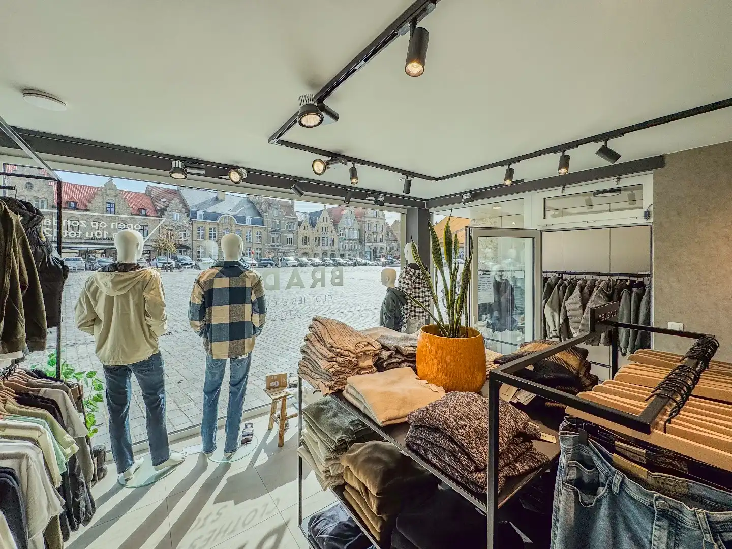 Handelsgelijkvloers (150m²) op commerciële toplocatie. foto 2