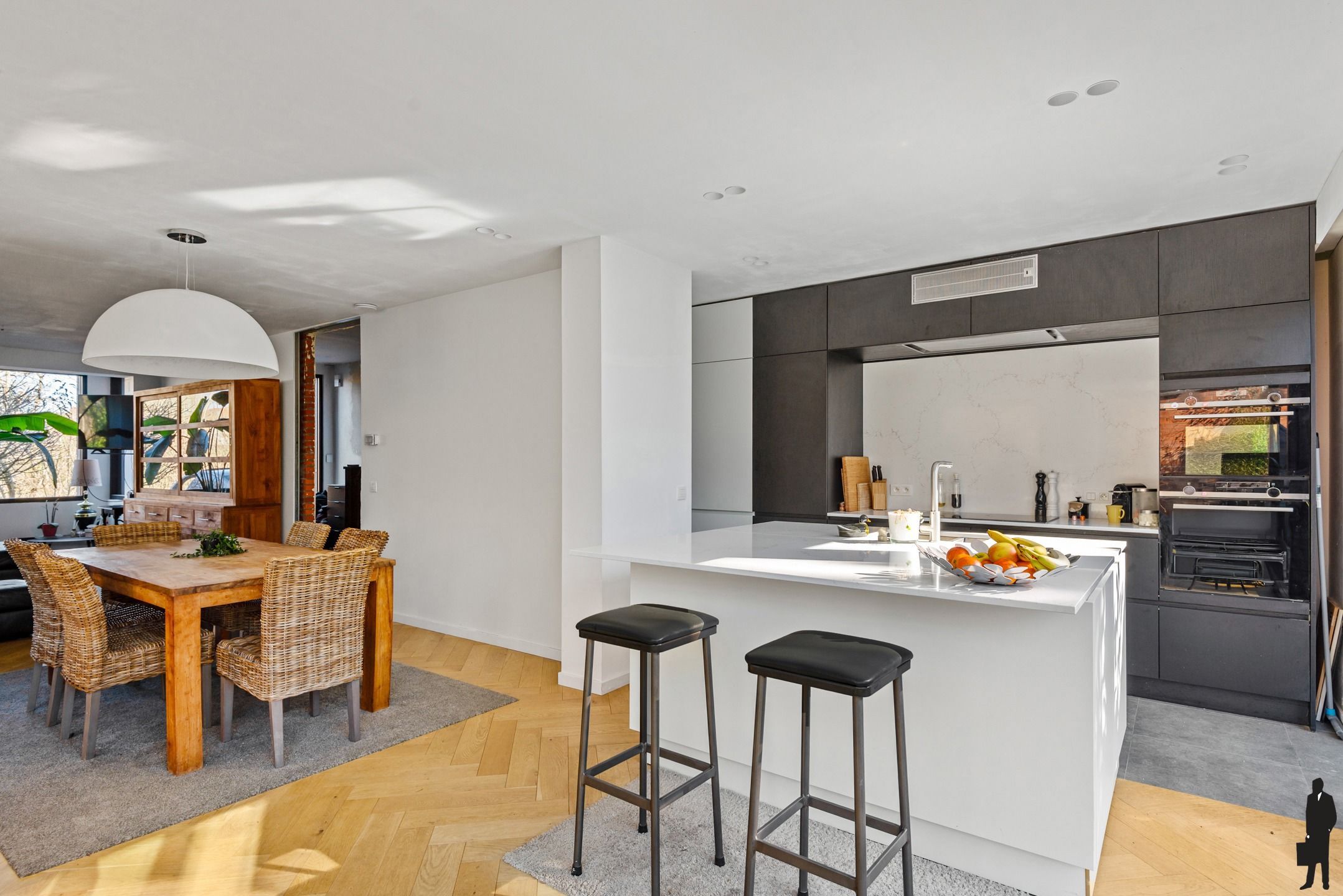 (Deels) gerenoveerde woning met ZW parktuin (ca. 1968m²) foto 6