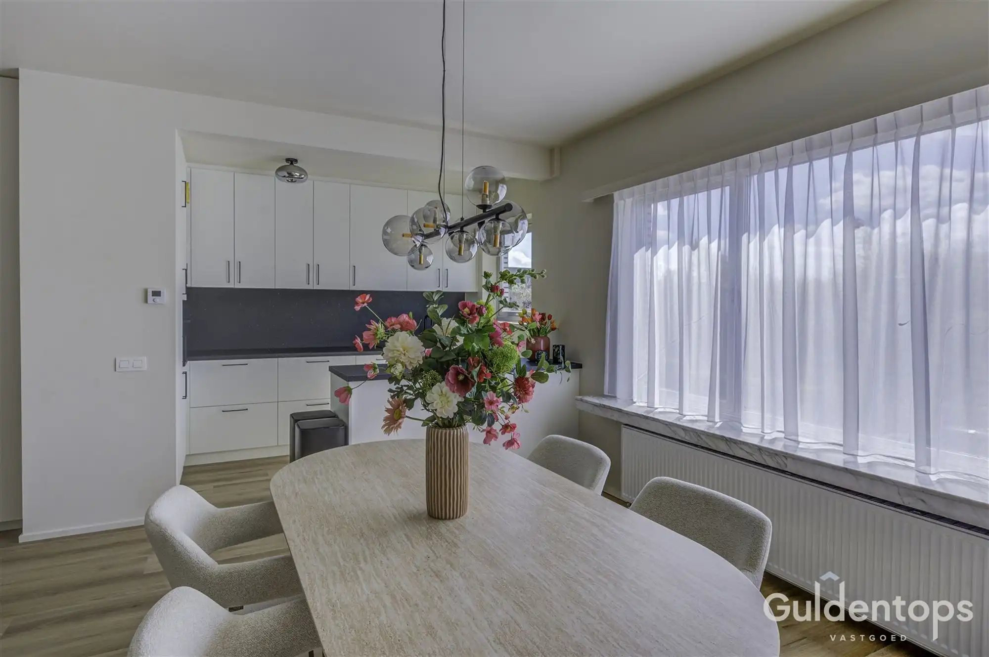 Knap vernieuwd 2 slaapkamerappartement op topligging foto 5