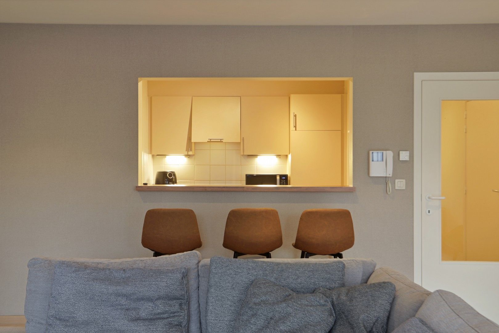 TOPLOCATIE! GOED ONDERHOUDEN, RUIM, INSTAPKLAAR 2-SLPK-APP MET 2 GROTE TERRASSEN foto 4