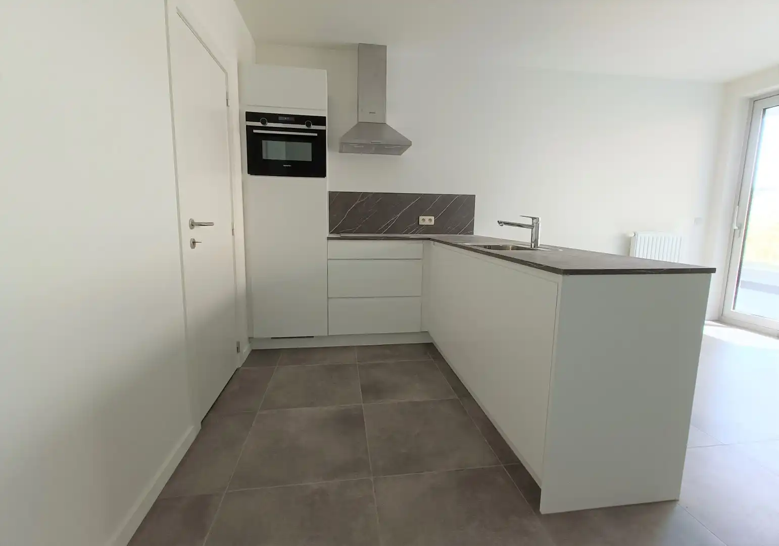 RECENT GELIJKVLOERS APPARTEMENT MET GROOT TERRAS EN AUTOSTAANPLAATS foto 6