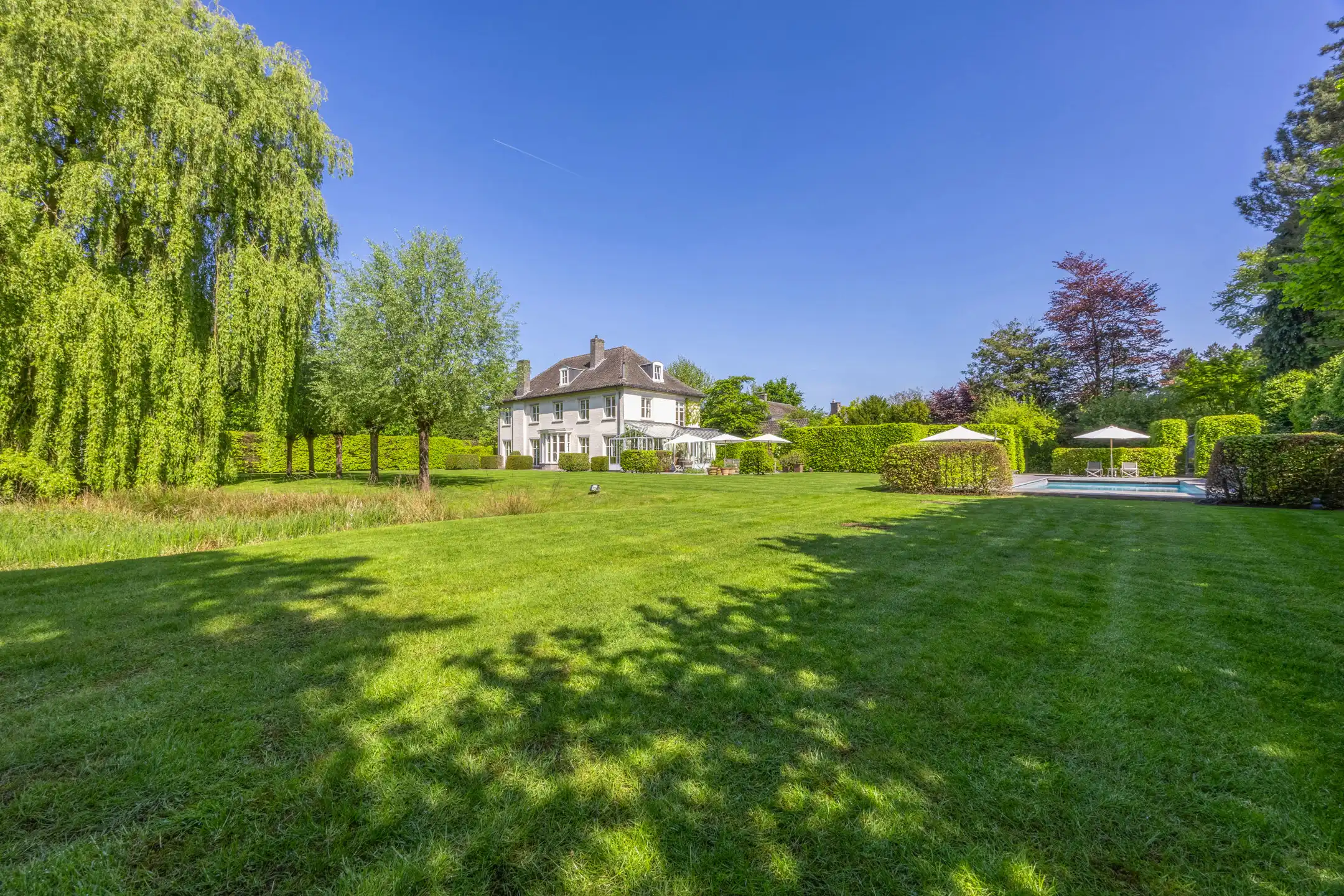 Unieke parel op royaal perceel (3.877 m²) met bouwgrond foto {{pictureIndex}}