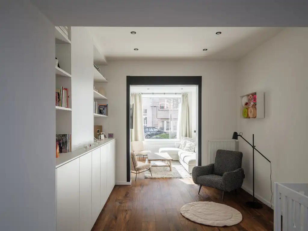 Instapklare en smaakvol gerenoveerde woning (3 slaapkamers – 2 badkamers) met tuin nabij het Paul de Smet de Naeyerpark. foto 2