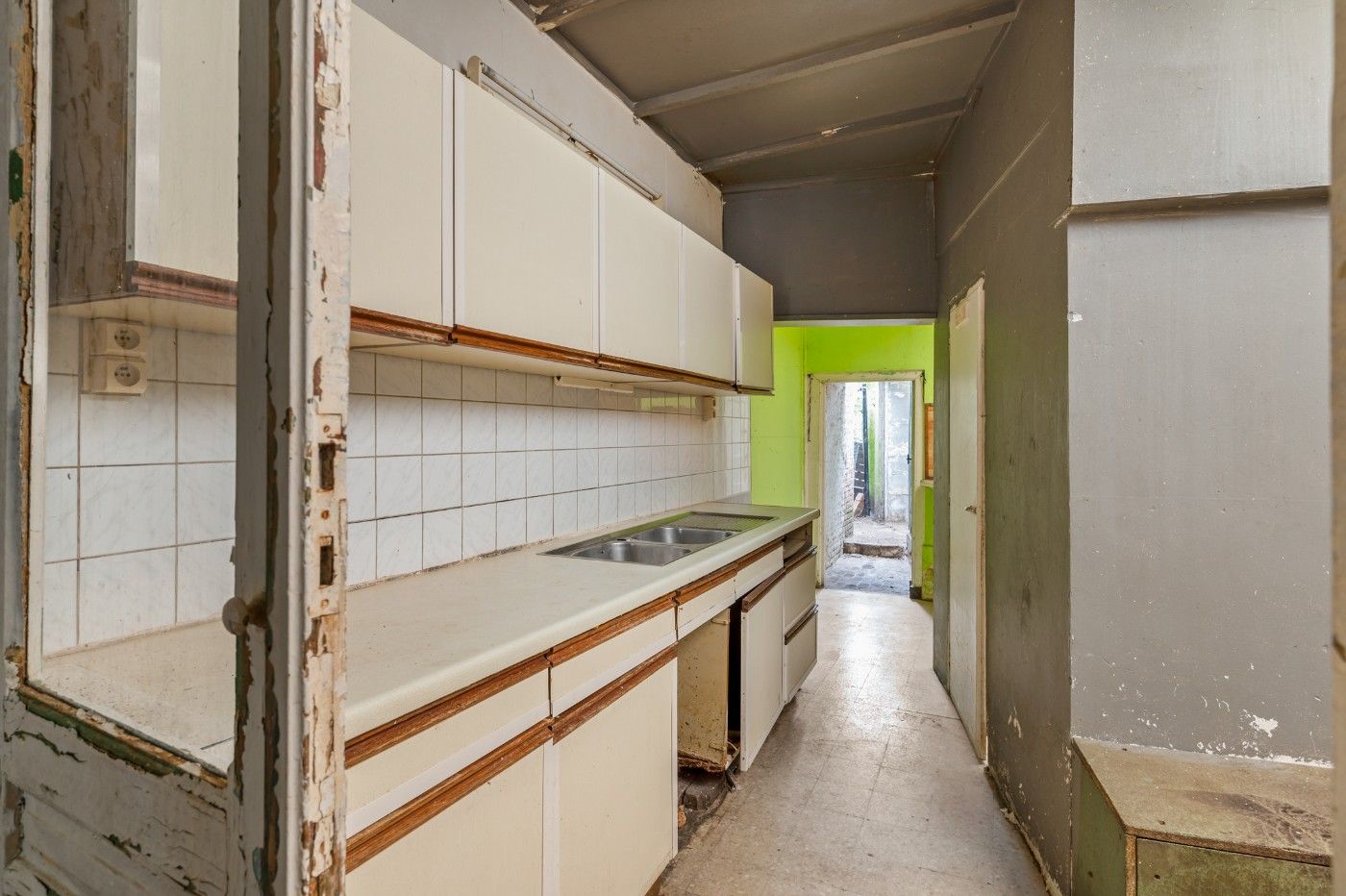 Karaktervolle, te renoveren woning met 4 slpk., garage en tuin foto 6