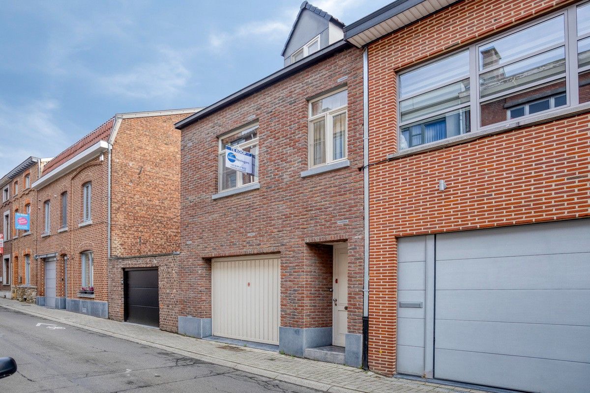 Charmante, volledige instapklare woning met twee slaapkamers en een inpandige garage in hartje Tongeren foto {{pictureIndex}}