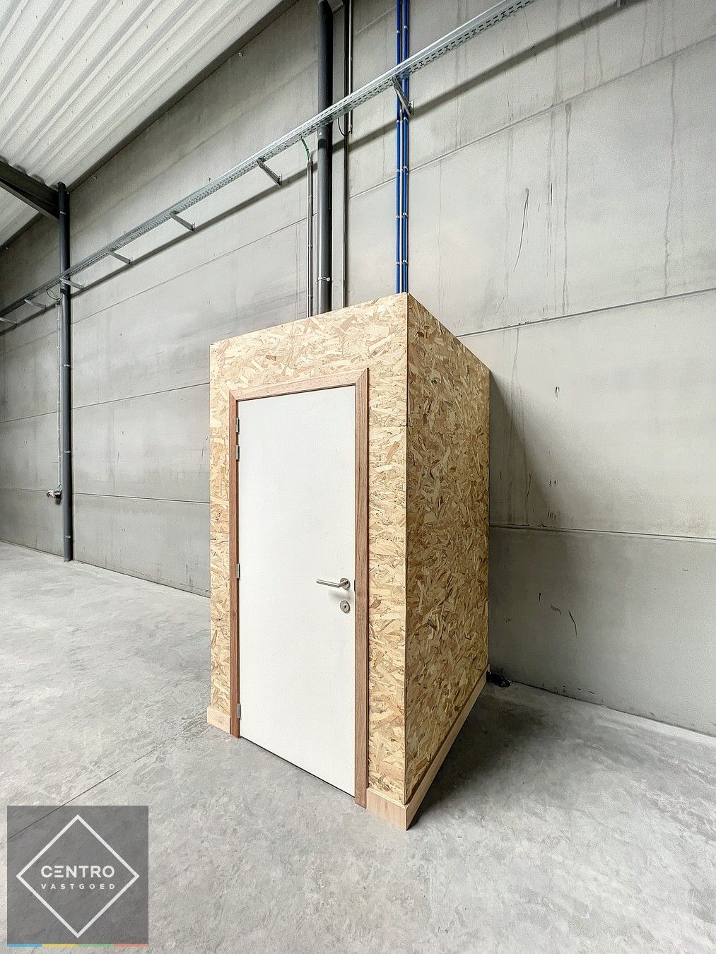 Kwalitatief en goed geïsoleerd NB MAGAZIJN (225m2), voorzien van elektrische sectionaalpoort, deur, raam (voor kantoor) en 2 private parkeerplaatsen op industriezone te Waregem. foto 8