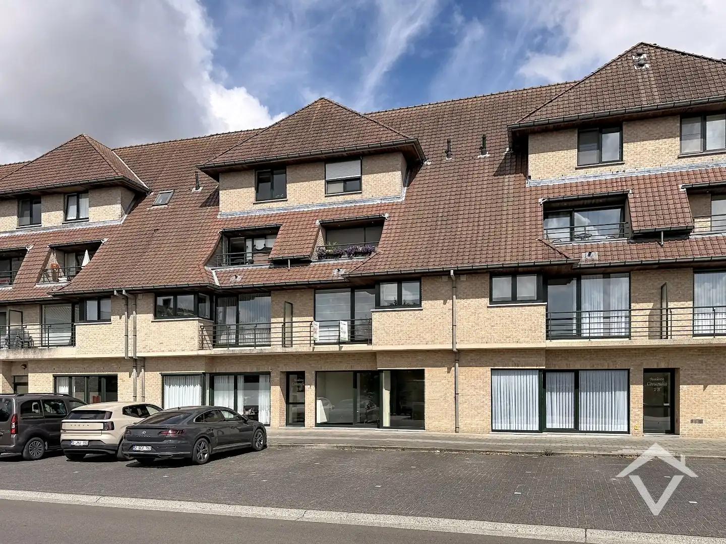 Instapklaar appartement met 2 slaapkamers, 2 bergingen en garage te Eernegem foto {{pictureIndex}}