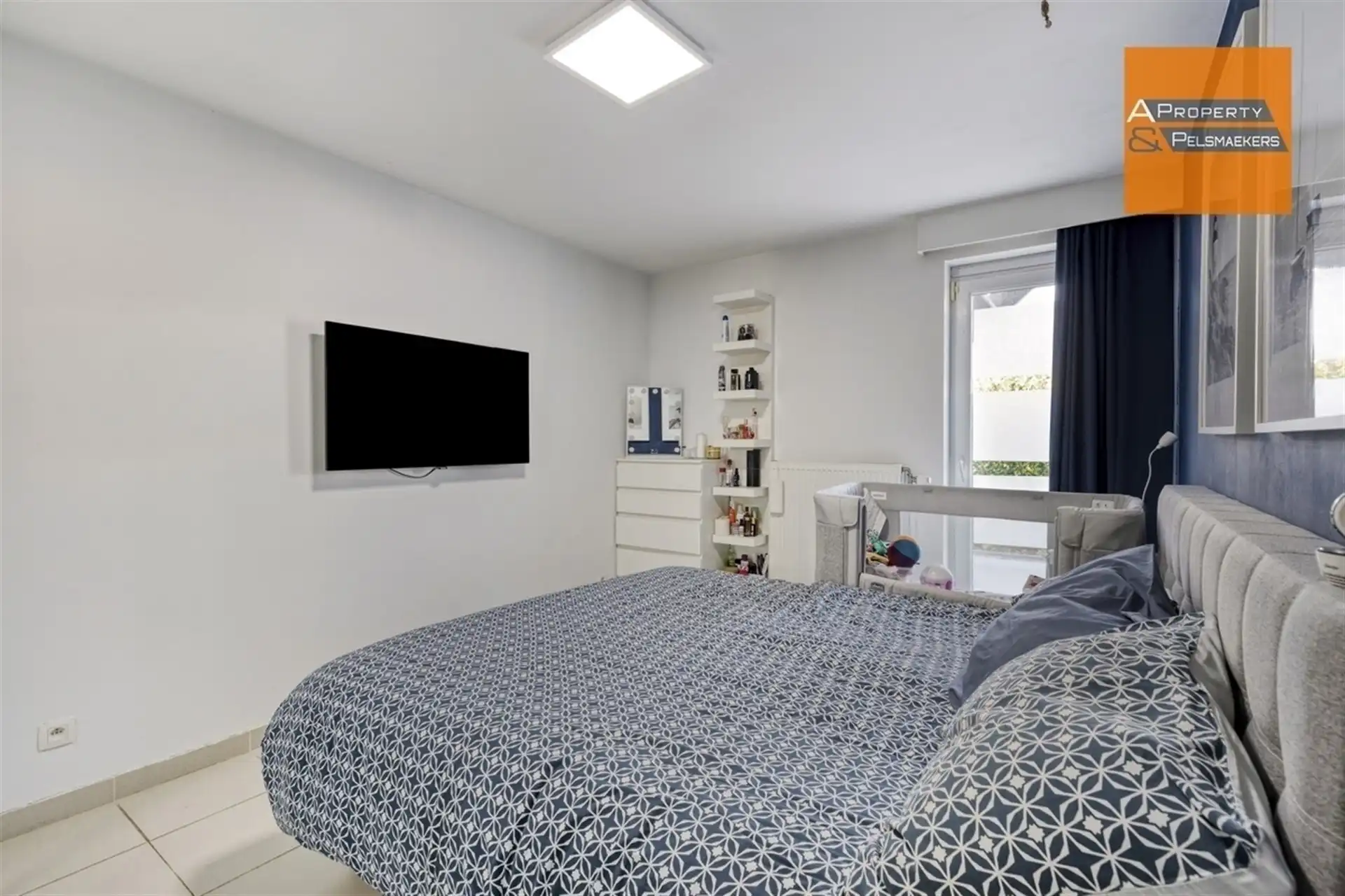 BOD AANVAARD Gelijkvloers appartement met 2 slaapkamers 2 staanplaatsen en tuin foto 11