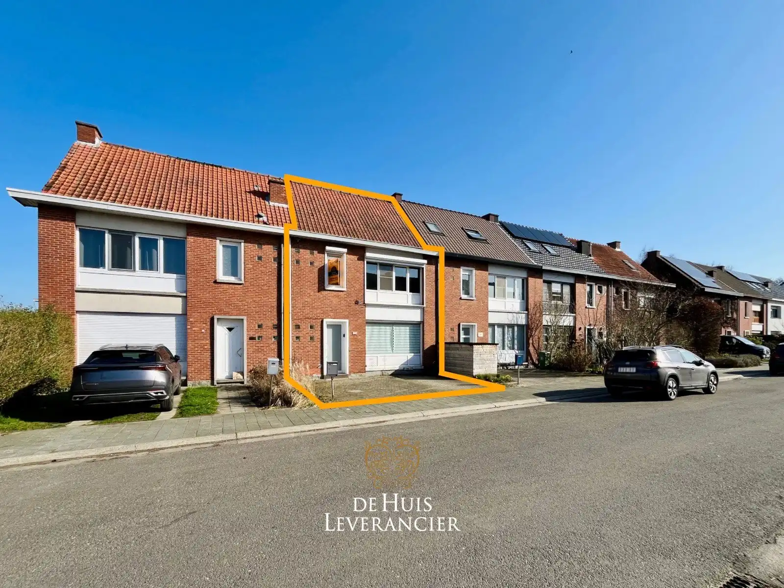 Ruimtelijke rijwoning met tuin en garage in de Altenawijk foto {{pictureIndex}}