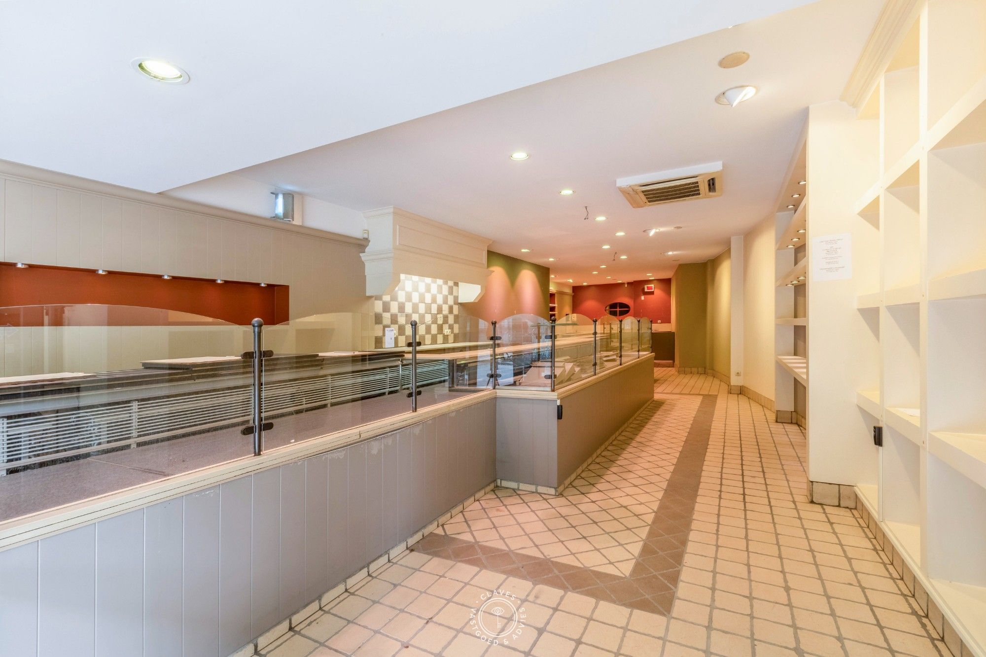 Commercieel pand op uitstekende locatie in Sint-Niklaas foto {{pictureIndex}}