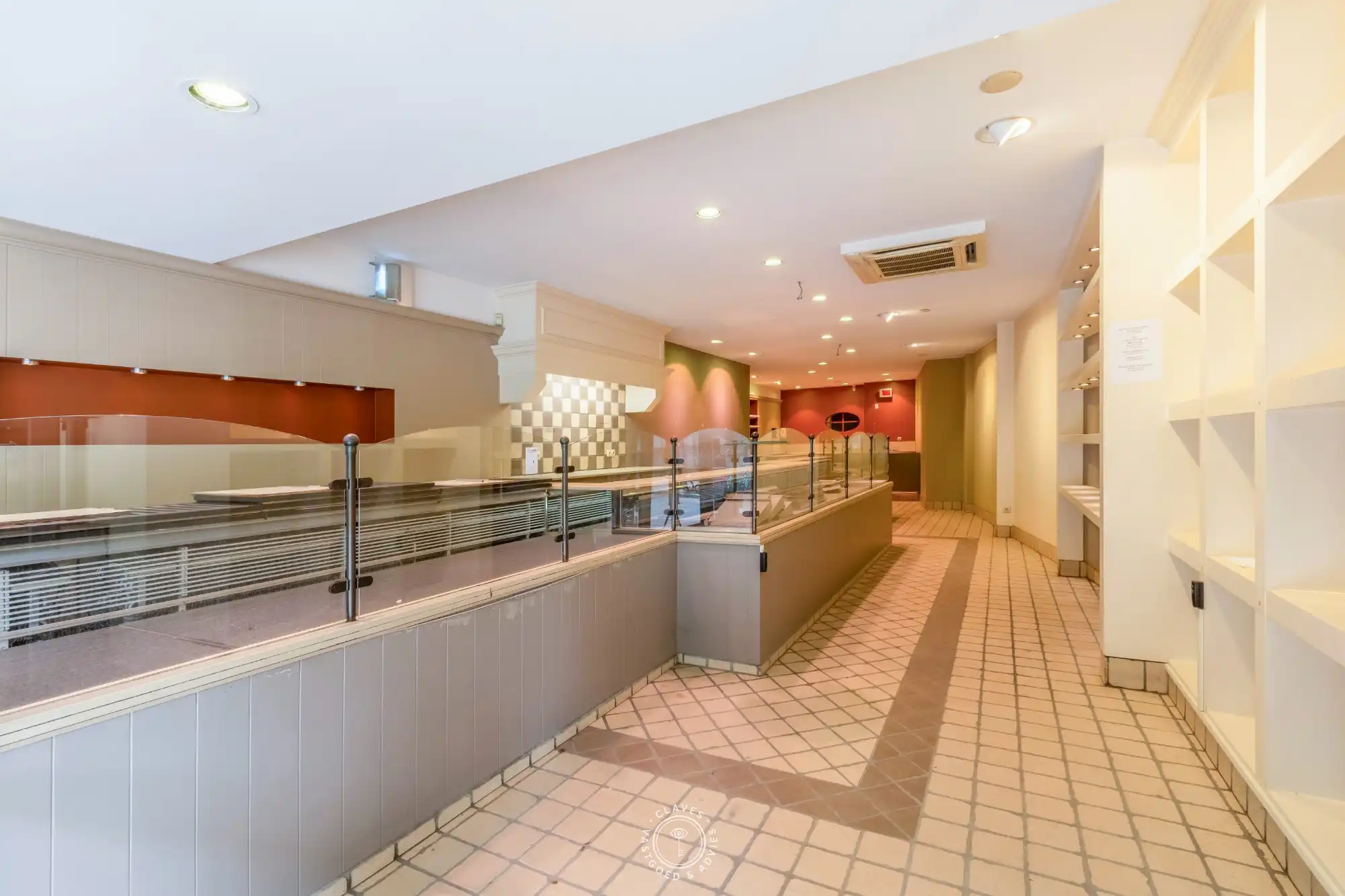 Commercieel pand op uitstekende locatie in Sint-Niklaas foto {{pictureIndex}}