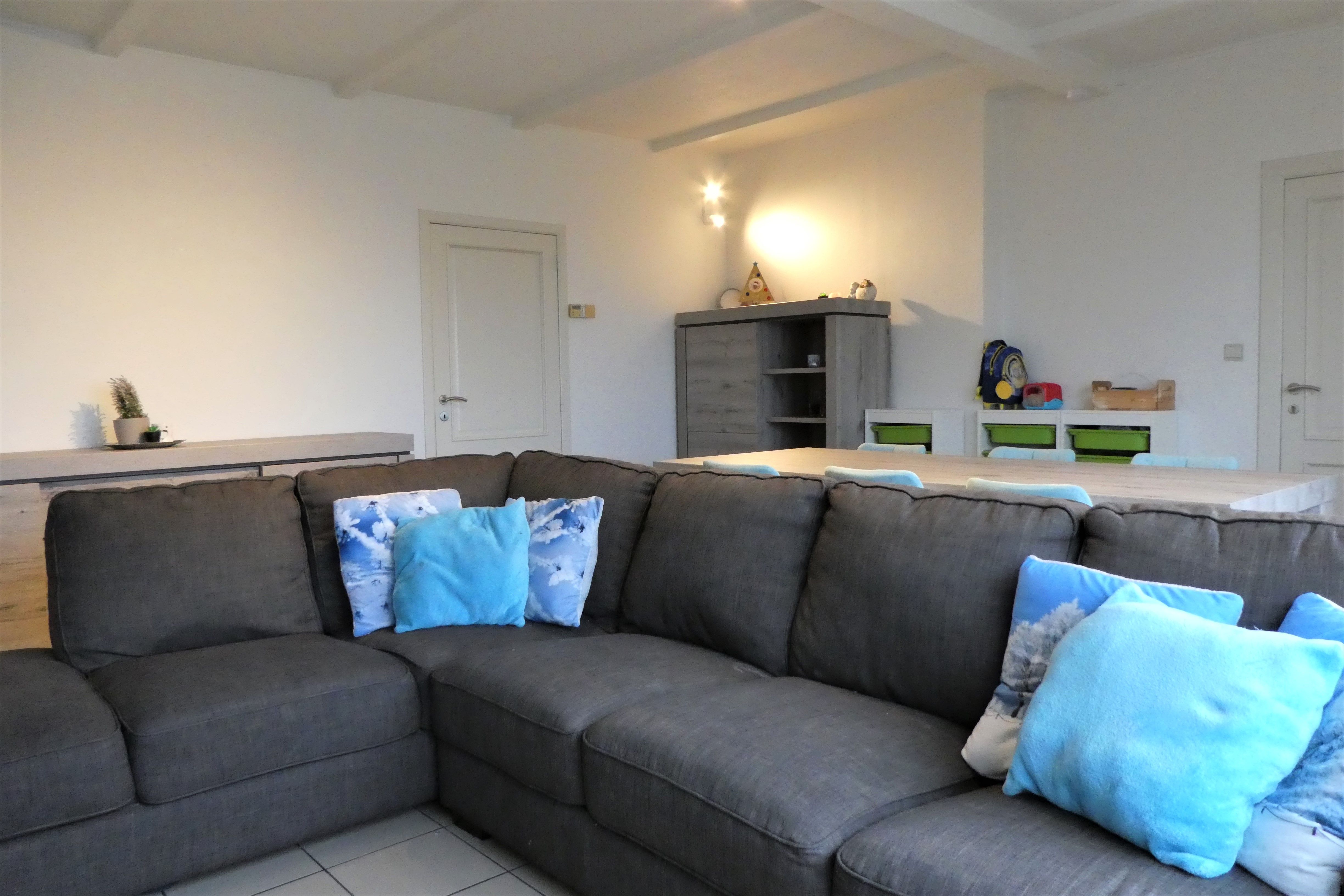 Prachtige koppelwoning met zonnig terras van 16m² en 2 autostaanplaatsen. Veel lichtinval door de grote ramen. foto 3