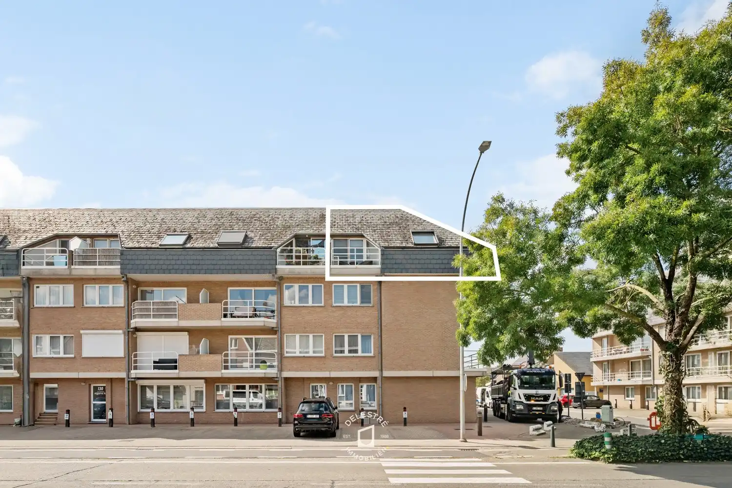 Ruim en lichtrijk appartement van 110 m² met terras, parking en 2 slaapkamers in Ninove foto {{pictureIndex}}