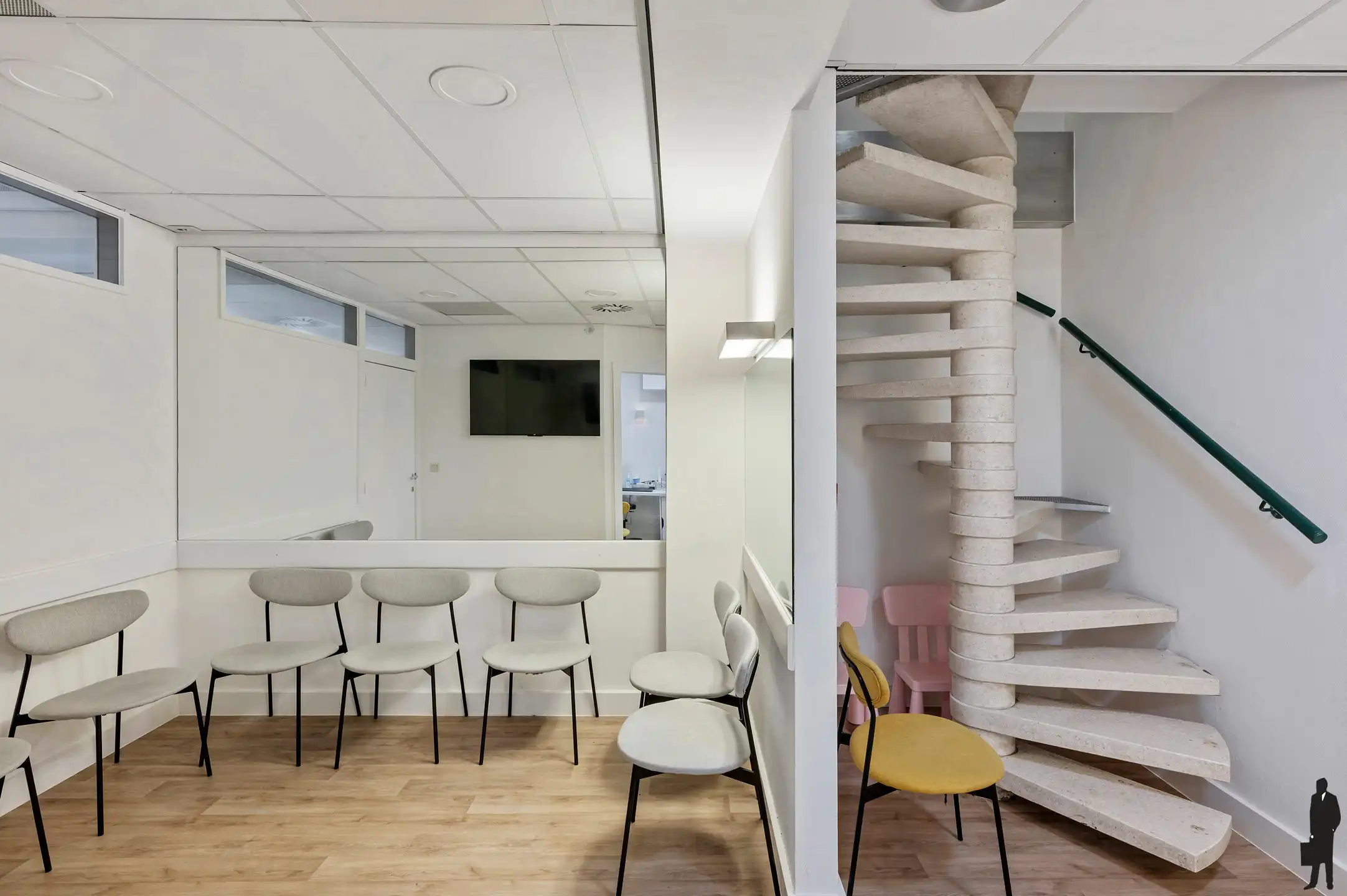 Goed onderhouden dokterspraktijk met 3 studio’s en 14 staanplaatsen foto 6