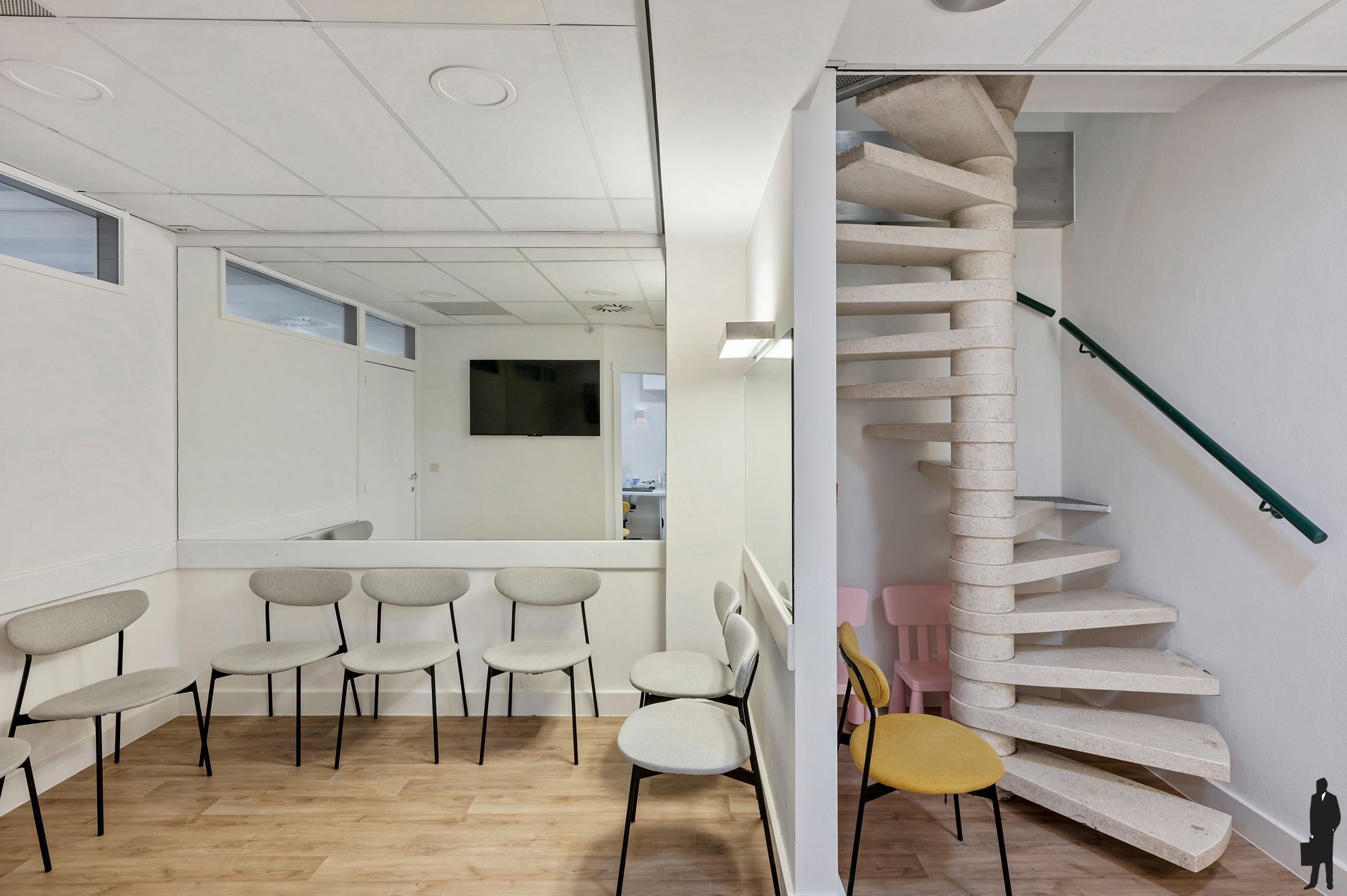 Goed onderhouden dokterspraktijk met 3 studio’s en 14 staanplaatsen foto 6