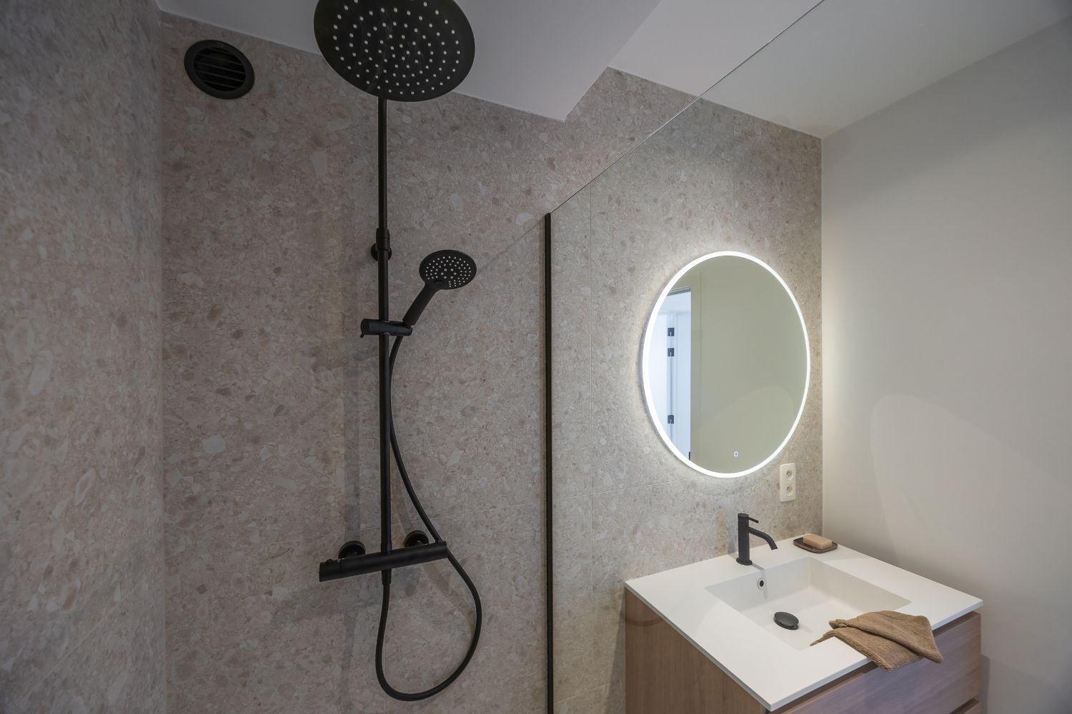 Gerenoveerd twee slaapkamer appartement op centrale ligging foto 13