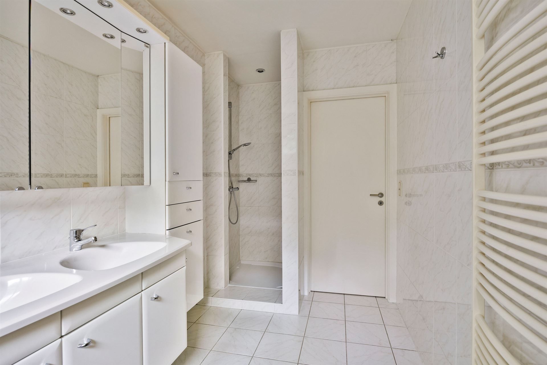 Prachtige moderne villa in rustige wijk foto 20