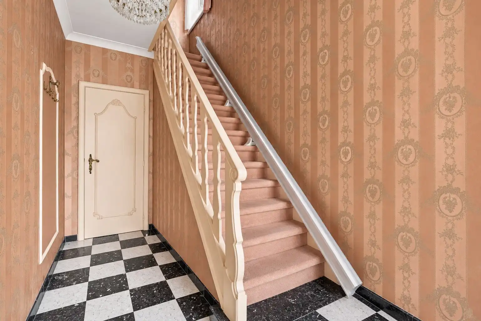 Te renoveren halfopen bebouwing met 3 slaapkamers, zolder en ruime tuin te Waardamme! foto 2