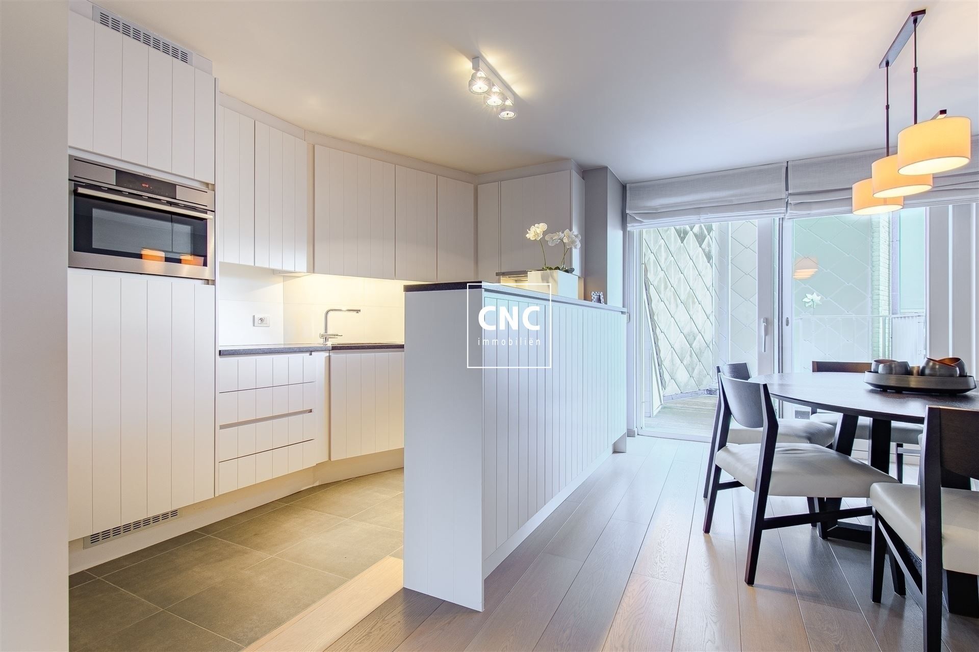 Prachtig afgewerkt en lichtrijk duplex-appartement in het hart van Knokke, gelegen aan de zonnekant van de Zoutelaan, vlakbij de Lippenslaan. foto 8