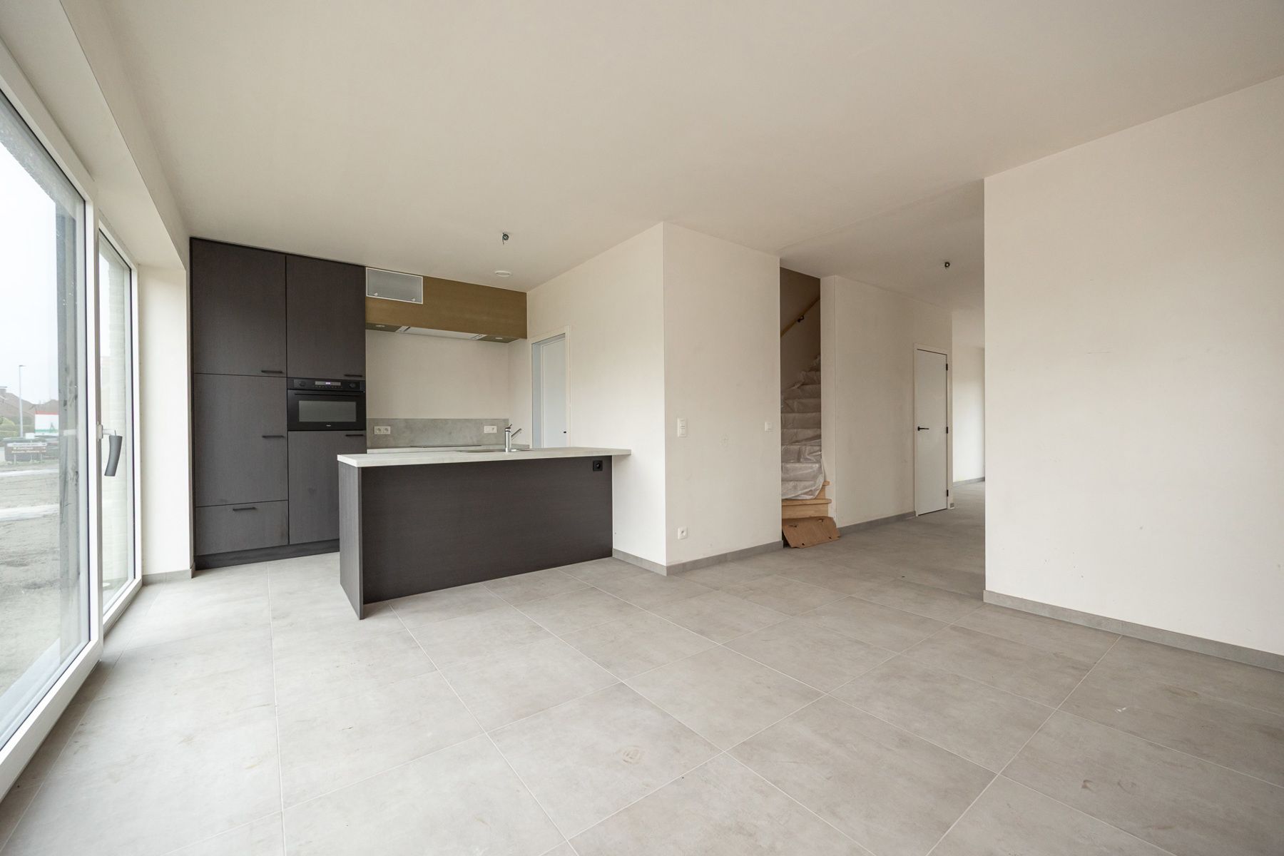 Halfopen woning met 3 slaapkamers en carport/fietsenberging op perceel van ca 320m² foto 6