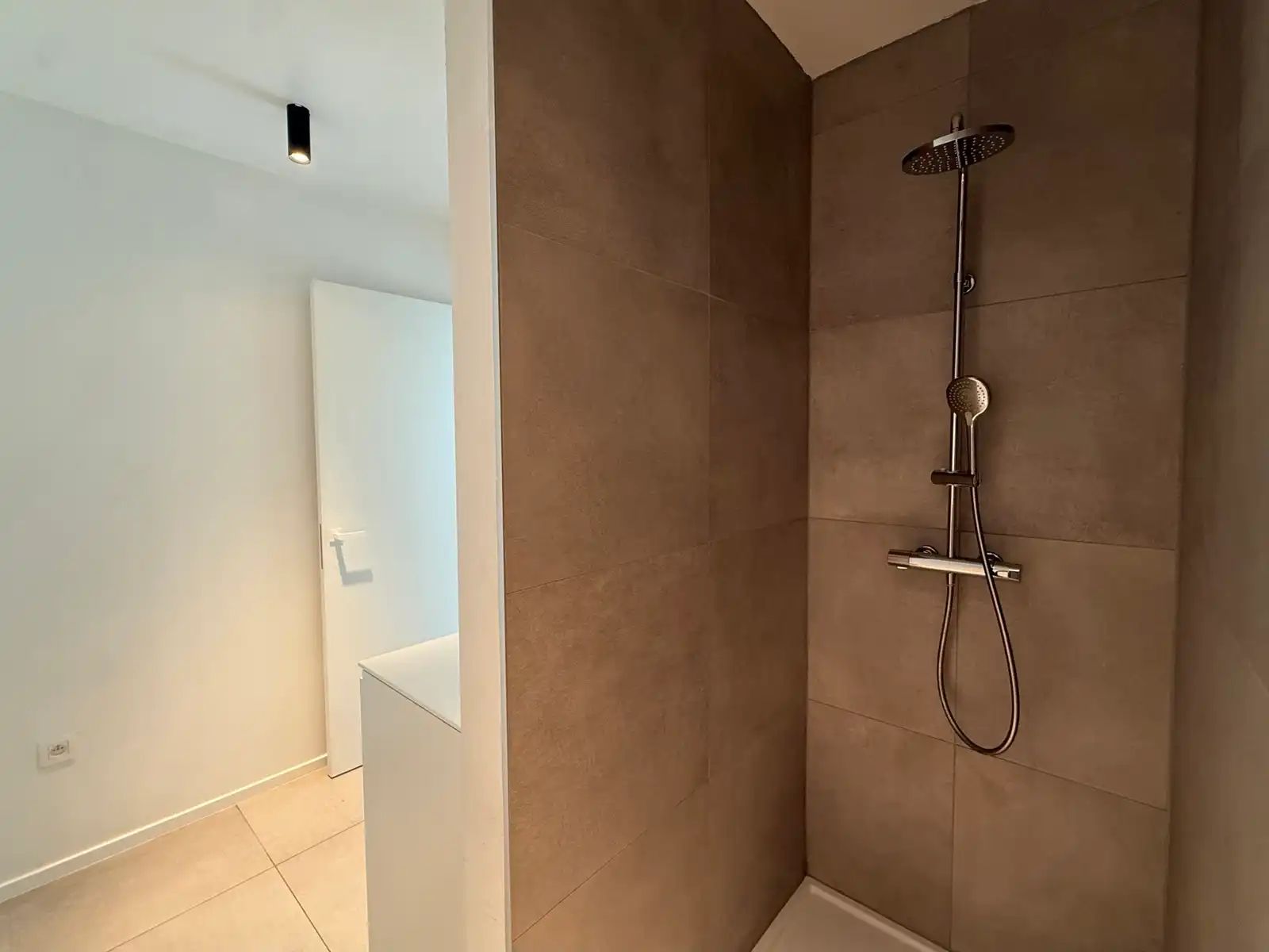 Gerenoveerde woning met 3 slpks op 9 are foto 17