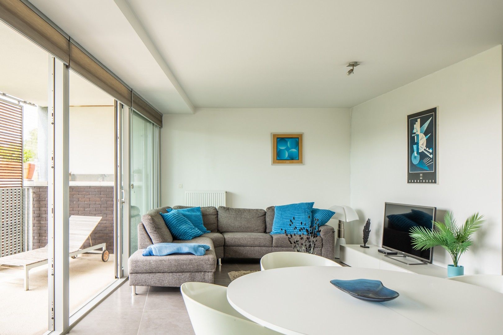 Bemeubeld 2-slaapkamer appartement met groot terras foto 4