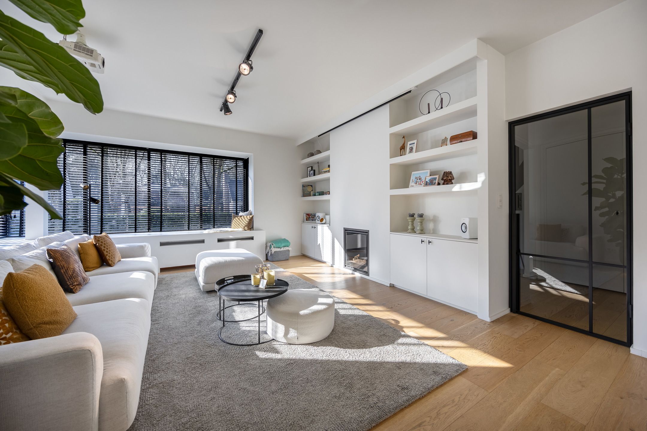 Recent gerenoveerde rietgedekte villa vooraan Schilde dorp! foto 5