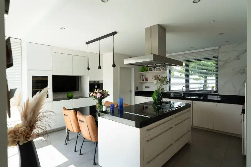 Magazijn met villa te huur foto 8
