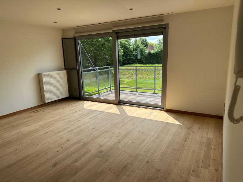 --- NIEUW --- Prachtig gelegen 2-slaapkamerappartement met 2 autostaanplaatsen, terras én tuin! foto 6