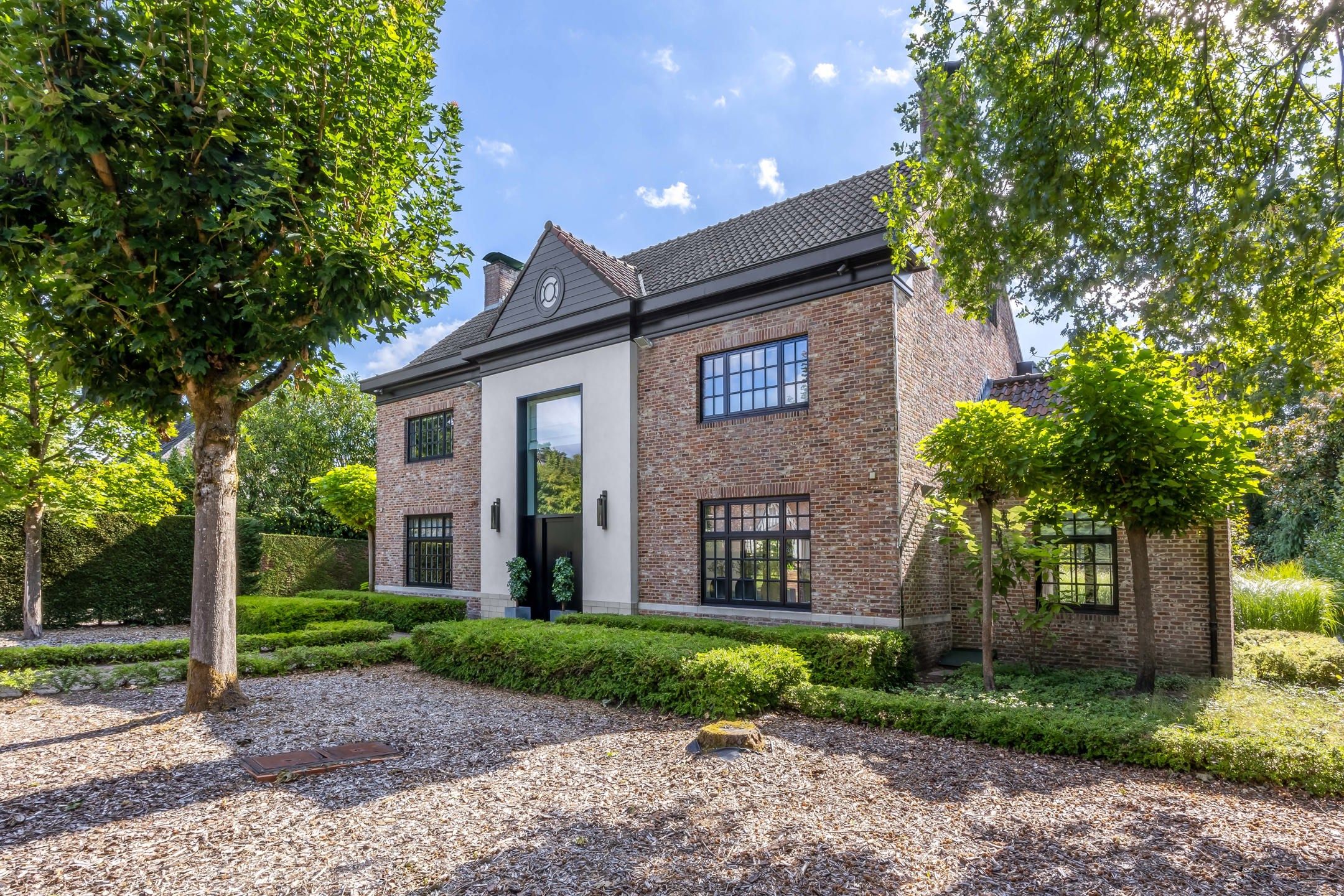 Prestigieuze villa met zwembad op 3.528 m² op toplocatie! foto {{pictureIndex}}