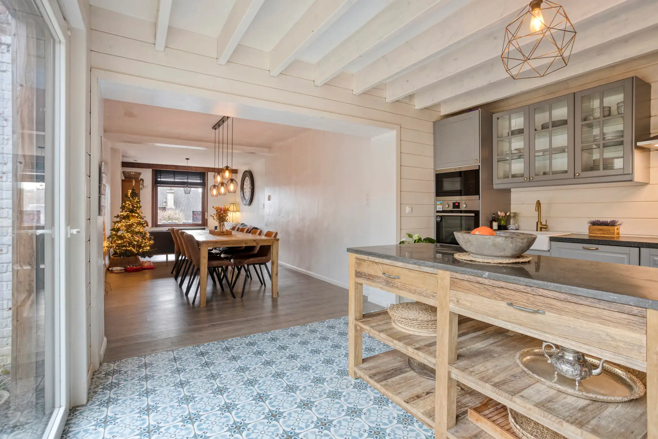 Authentieke woning met 5 slaapkamers op een ruim perceel foto 7